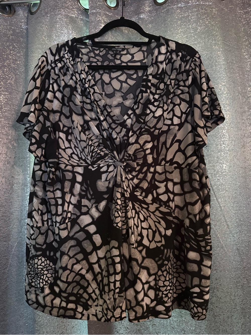 Daisy Fuentes Black & White Twist-Front Floral Print Blouse